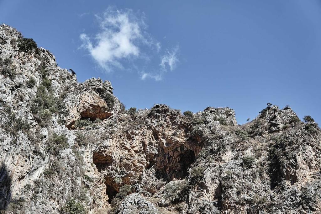 The rocky cliffs of Deliana (Mesavlia) Gorge.
