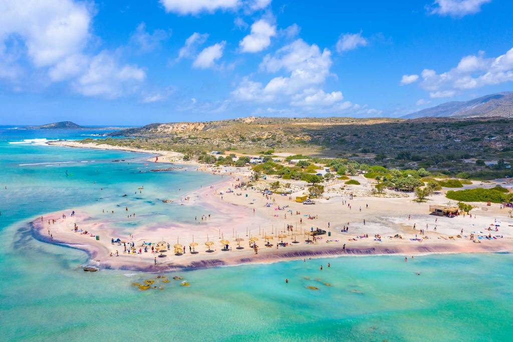 Sunbeds and pink sand in Elafonisi Beach (Chania).