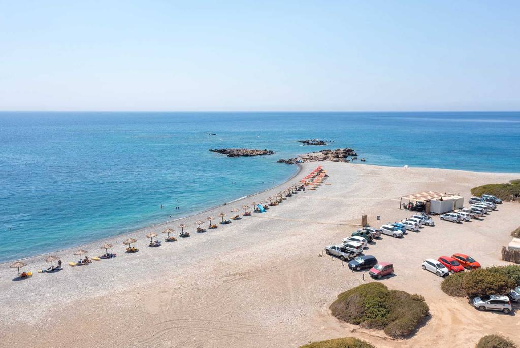 The parking area next to Gialiskari Beach.