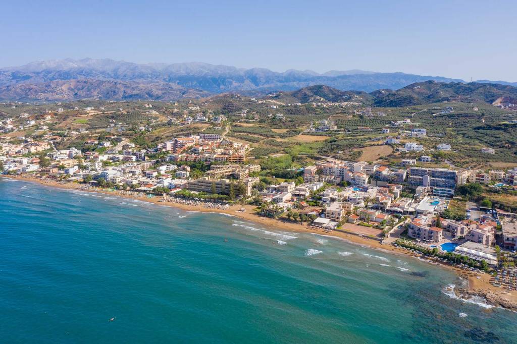 The long beach of Kato Stalos.
