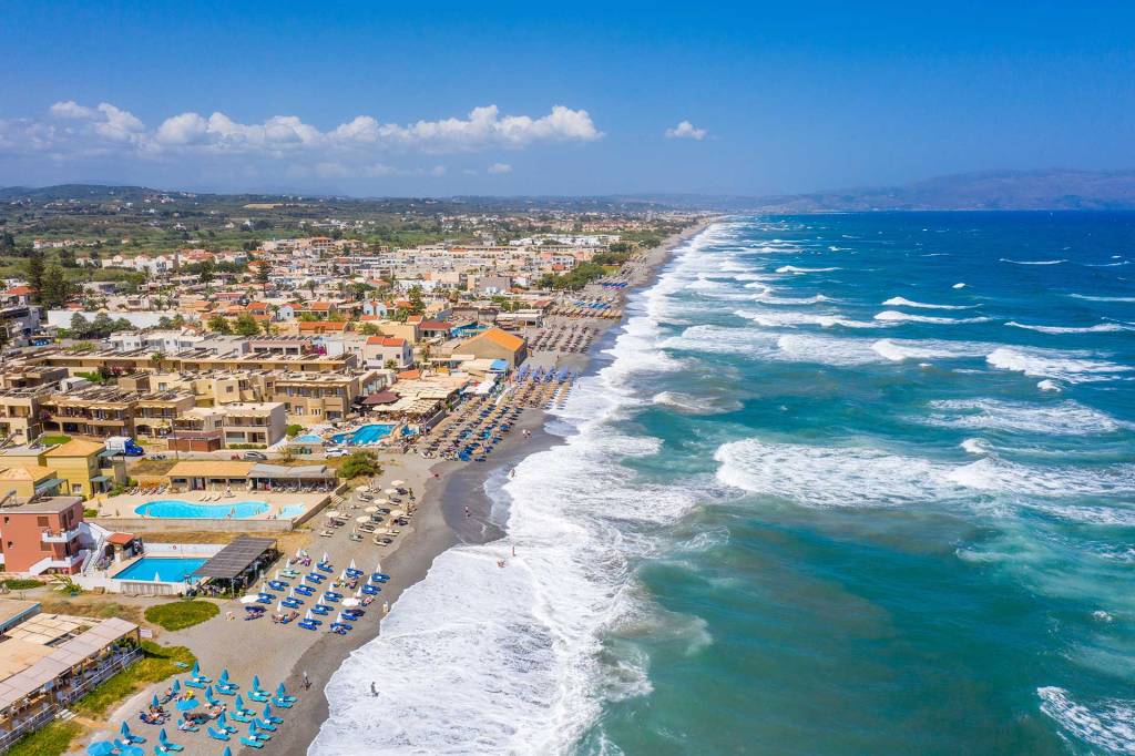 The long, organized beach of Platanias.