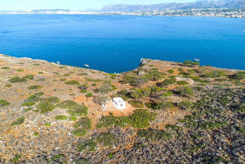 A small church with sea views in Agii Theodori Island (Chania).