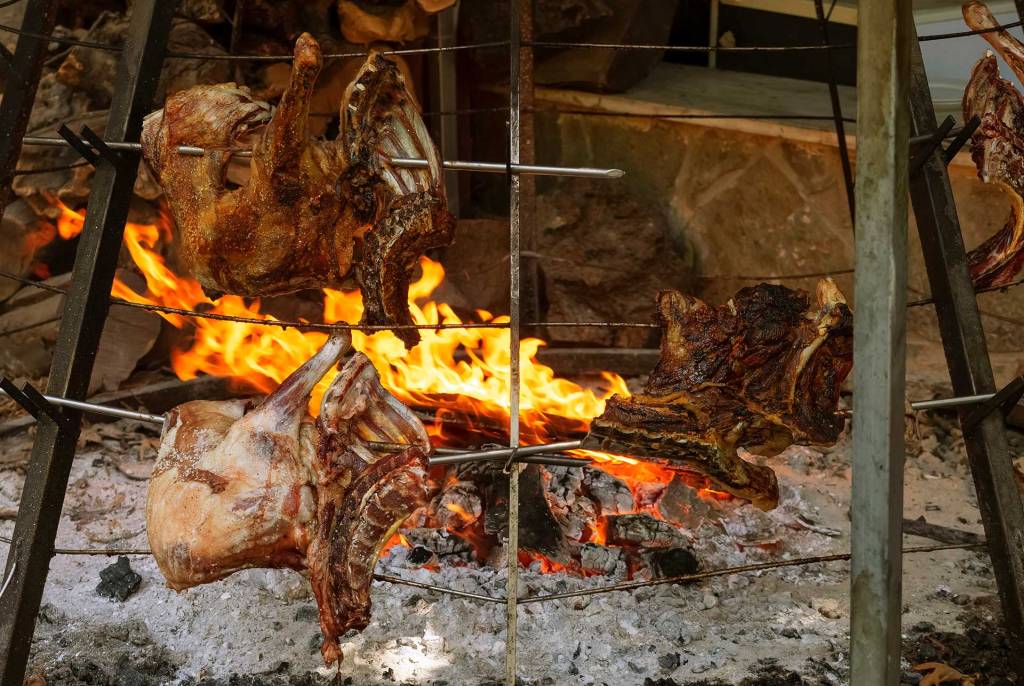 Antikristo lamb above the fire.
