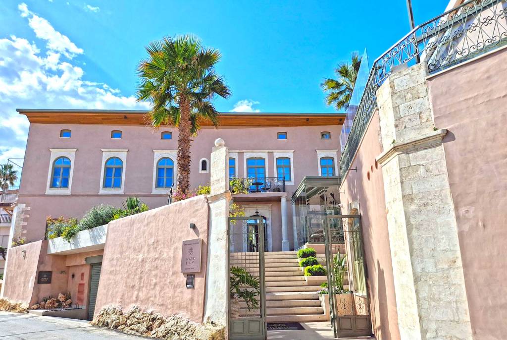 The luxury Domus Blanc Hotel in Halepa.
