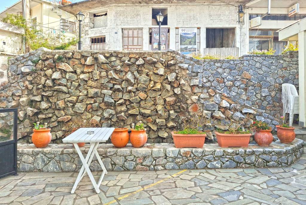 A stone wall in the center square of Kandanos.