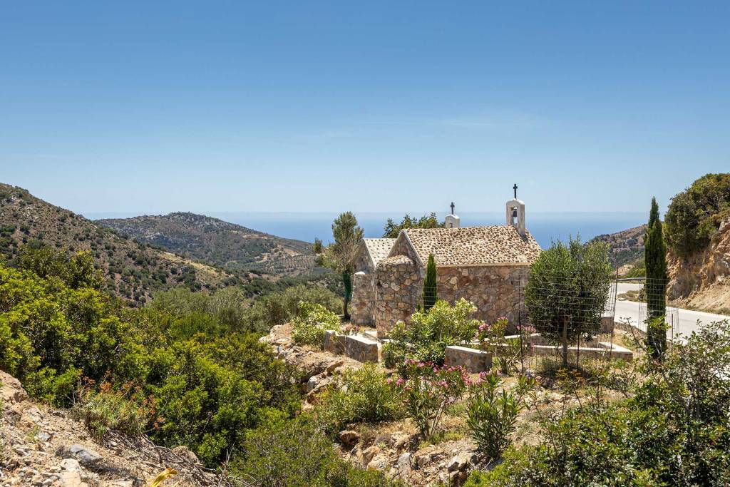 Stone-built chapels with sea views in Kandanos.