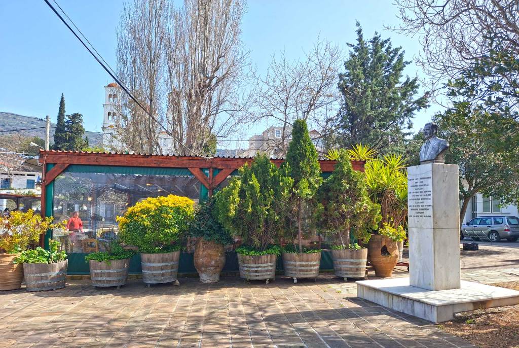 A statue next to the Platia Restaurant in Kandanos.