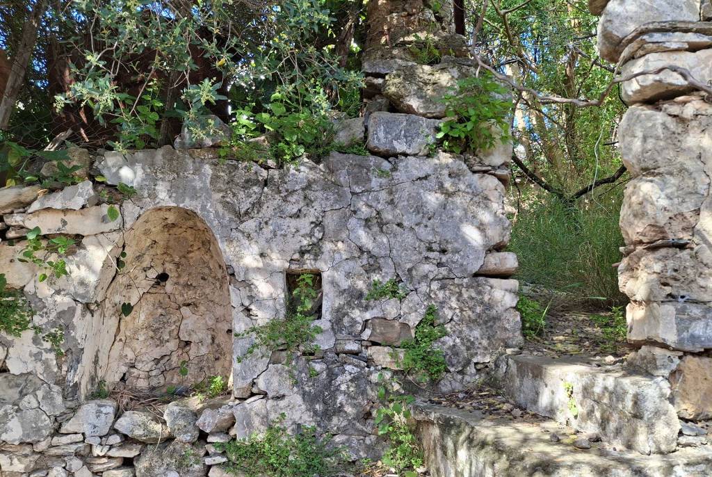 An old, stone wall in Moni.