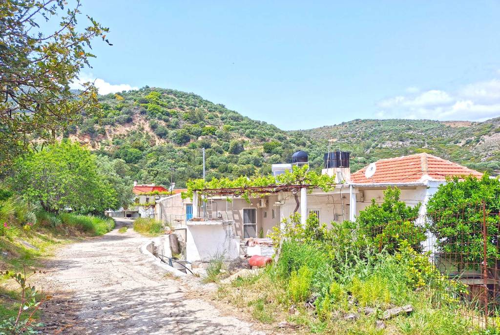 Picturesque houses in Moni Village.