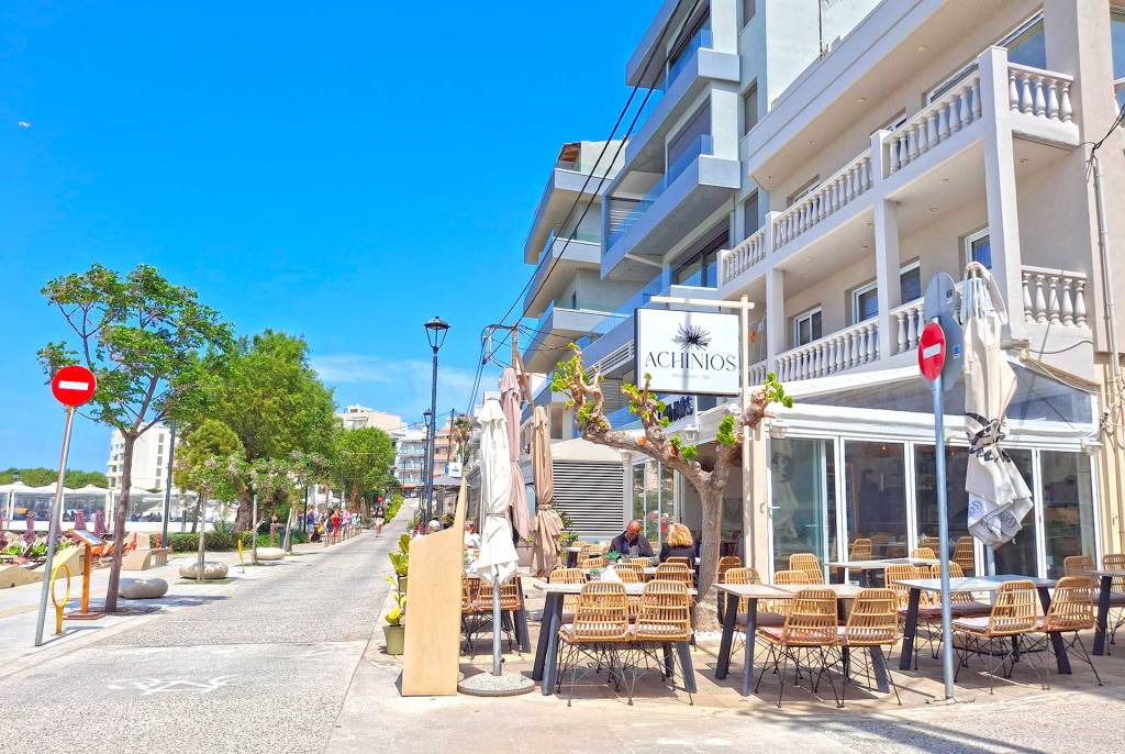The tables and exterior area of the seaside restaurant Achinios in Nea Chora (Chania).