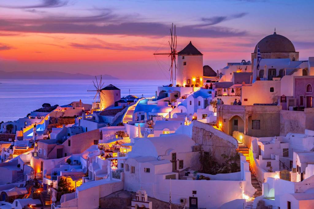 A romantic sunset in Oia Village (Santorini).