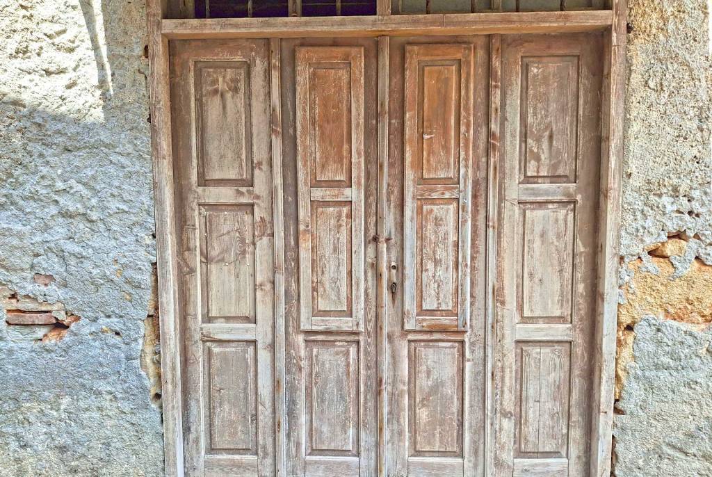 An old, wooden door in Tabakaria.
