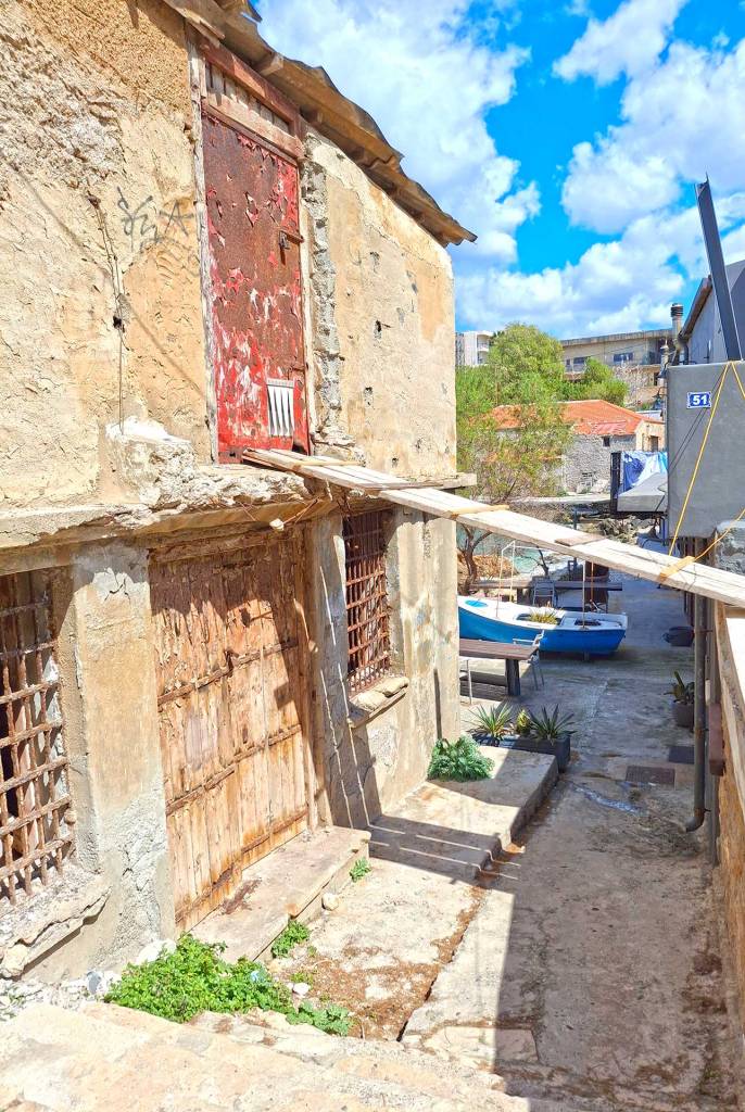 An abandoned building in Tabakaria.
