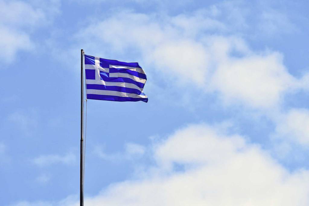 The Greek flag was raised on the islet of Souda Fortress.