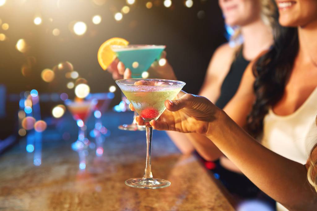 What to do in Crete: Friends drinking cocktails.
