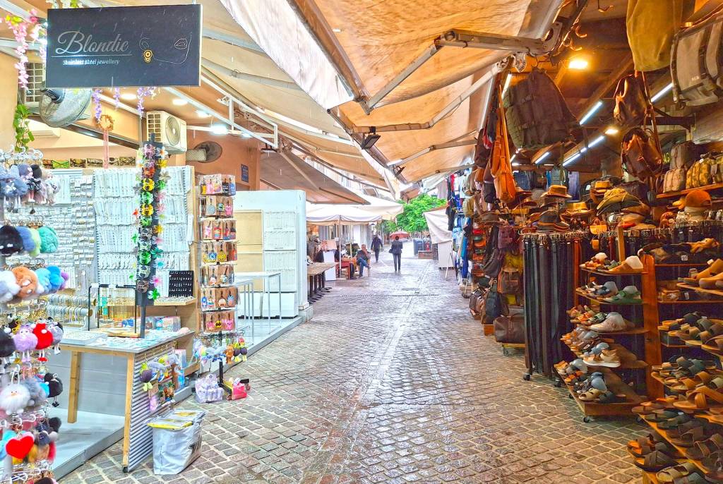 Jewelry and leather shops in Skridlof Street.
