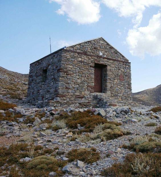 A stone-built shelter in Omalos.