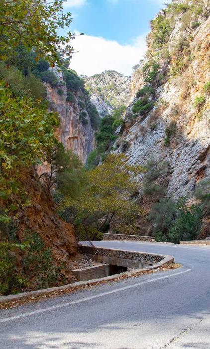 The road below Therisso Gorge.